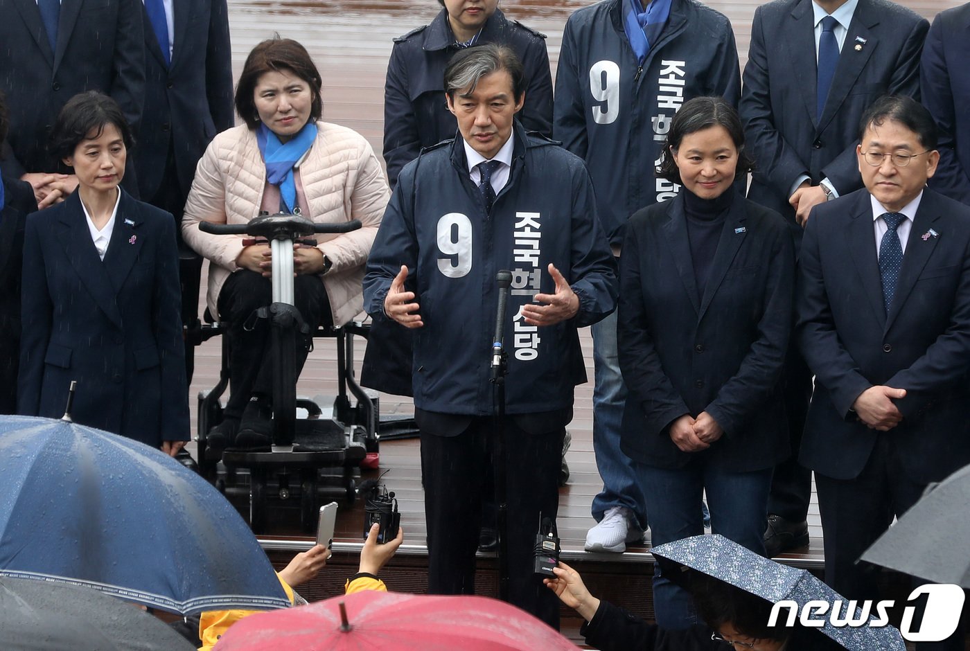 제22대 국회의원 선거 공식 선거운동이 시작된 28일 오전 부산 해운대구 동백섬 앞 등대에서 조국 조국혁신당 대표가 4·10 총선 출정 기자회견을 하고 있다. 2024.3.28/뉴스1 ⓒ News1 윤일지 기자