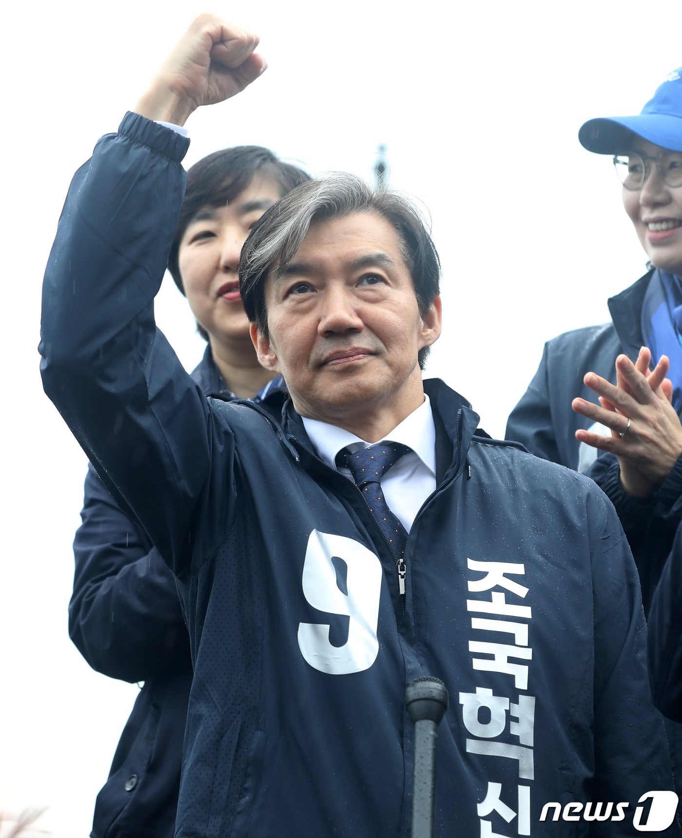 본문 이미지 - 제22대 국회의원 선거 공식 선거운동이 시작된 28일 오전 부산 해운대구 동백섬 앞 등대에서 조국 조국혁신당 대표가 4·10 총선 출정 기자회견을 하고 있다. 2024.3.28/뉴스1 ⓒ News1 윤일지 기자