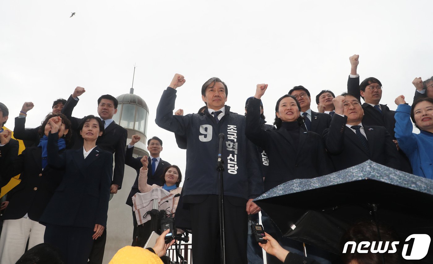 제22대 국회의원 선거 공식 선거운동이 시작된 28일 오전 부산 해운대구 동백섬 앞 등대에서 조국 조국혁신당 대표가 4·10 총선 출정 기자회견을 하고 있다. 2024.3.28/뉴스1 ⓒ News1 윤일지 기자