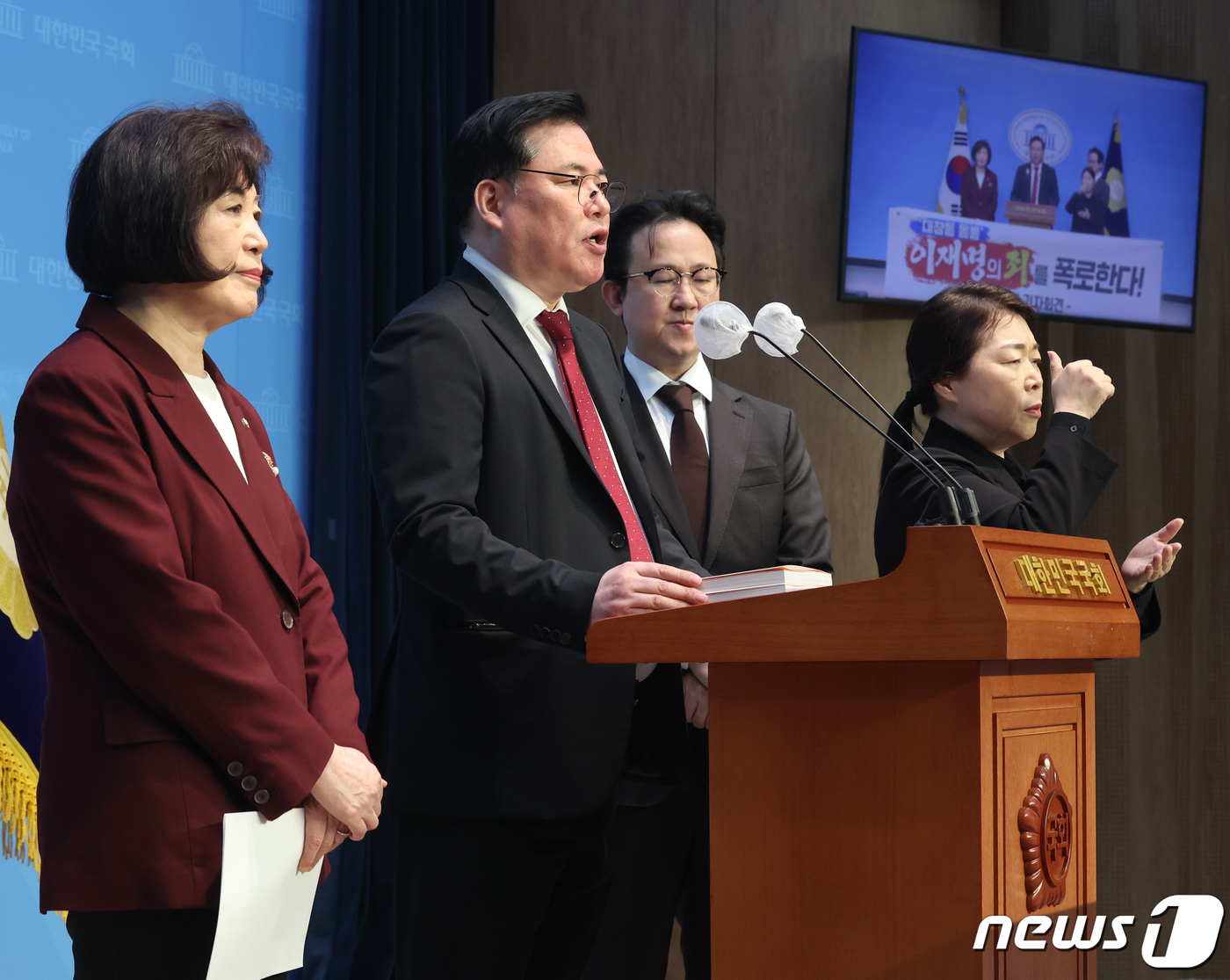 (서울=뉴스1) 송원영 기자 = 유동규 전 성남도시개발공사 기획본부장이 28일 서울 여의도 국회 소통관에서 '이재명 더불어민주당 대표의 죄를 폭로한다' 기자회견을 하고 있다.이날 …