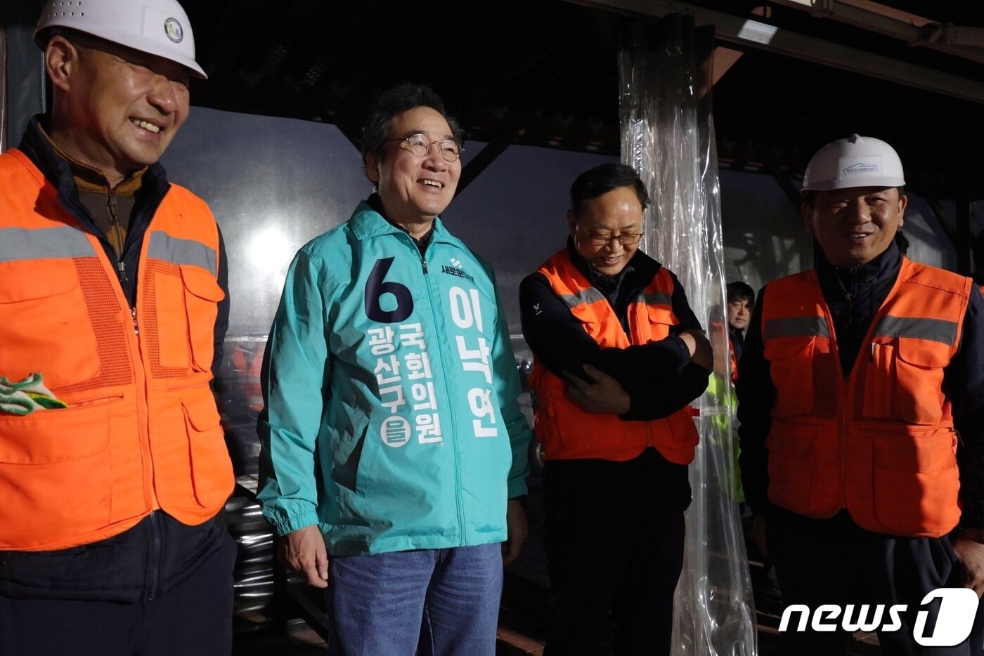 본문 이미지 - 22대 총선 공식 선거운동이 시작된 28일 오전 5시30분 광주 광산을에 출마한 이낙연 새로운미래 대표가 광산구 시설관리공단에서 청소노동자들을 만나고 있다.2024.3.28/뉴스1