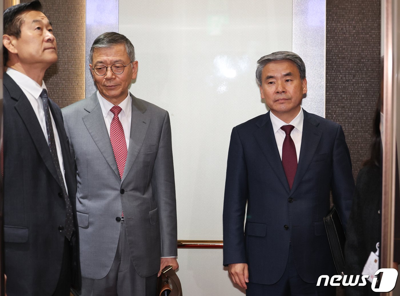 본문 이미지 - 이종섭 주호주 대사가 28일 서울 종로구 외교부 청사에서 방산협력 관계부처-주요 공관장 합동회의에 참석하고 있다. 왼쪽 두 번째는 류제승 주UAE대사. 2024.3.28/뉴스1 ⓒ News1 허경 기자
