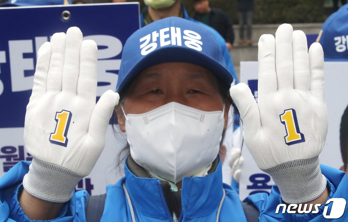 본문 이미지 - 강태웅 더불어민주당 서울 용산 후보 선거운동원이 28일 오전 서울 용산구 용산역 앞에서 열린 더불어민주당 정권심판 국민승리 선거대책위원회 출정식에서 기호 1번을 보이고 있다. 2024.3.28/뉴스1 ⓒ News1 임세영 기자