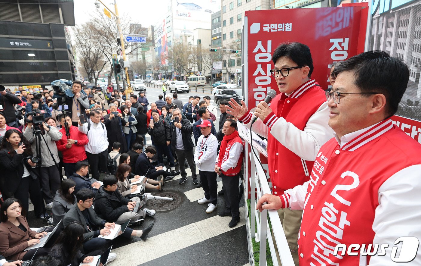 한동훈 국민의힘 총괄선거대책위원장이 28일 오전 서울 마포구 망원역에서 열린 제22대 총선 유세현장에서 함운경 마포을 후보의 지지를 호소하고 있다. &#40;공동취재&#41; 2024.3.28/뉴스1 ⓒ News1 구윤성 기자