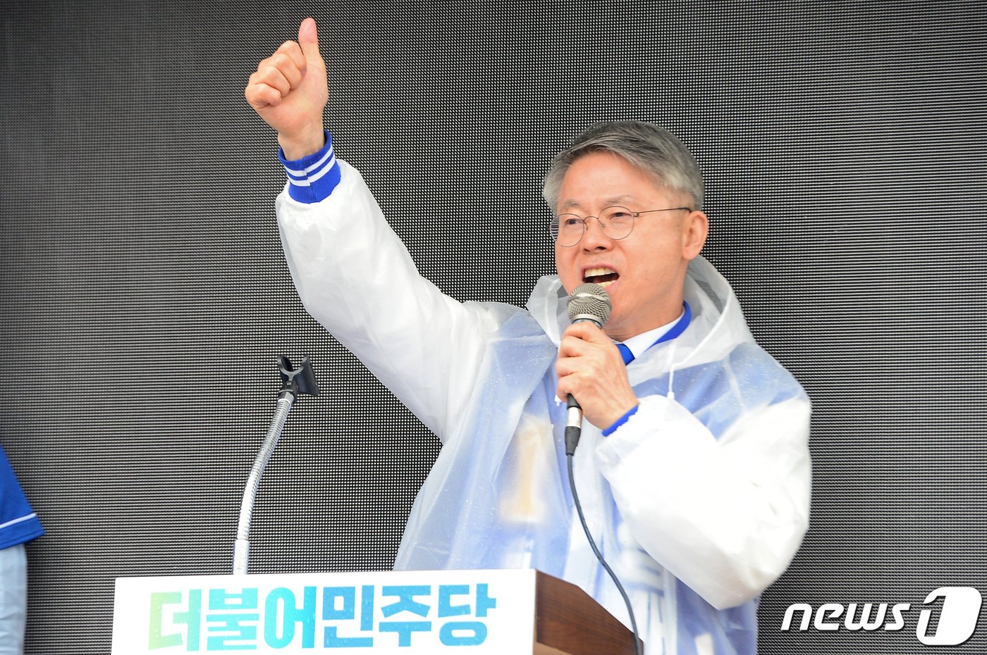 본문 이미지 - 4·10 총선 공식 선거운동이 시작된 28일 민형배 더불어민주당 광주 광산을 국회의원 후보가 광주 5·18민주광장에서 열린 출정식에 참석해 지지를 호소하고 있다. 2024.3.28/뉴스1 ⓒ News1 이승현 기자