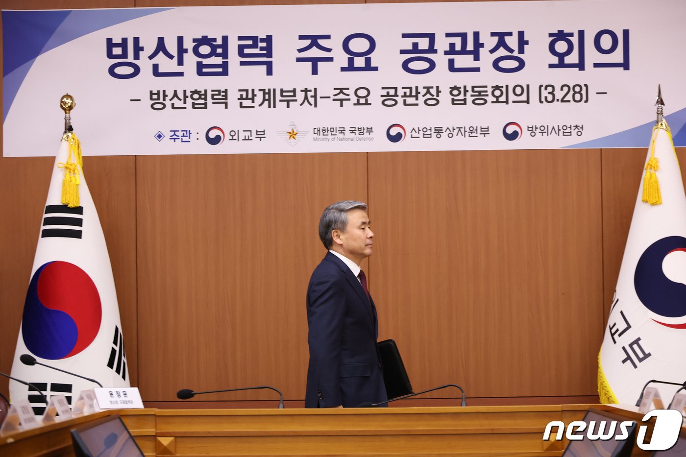 본문 이미지 - 이종섭 주호주 대사가 28일 서울 종로구 외교부 청사에서 열린 방산협력 관계부처-주요 공관장 합동회의에 참석하고 있다. (공동취재) 2024.3.28/뉴스1 ⓒ News1 허경 기자