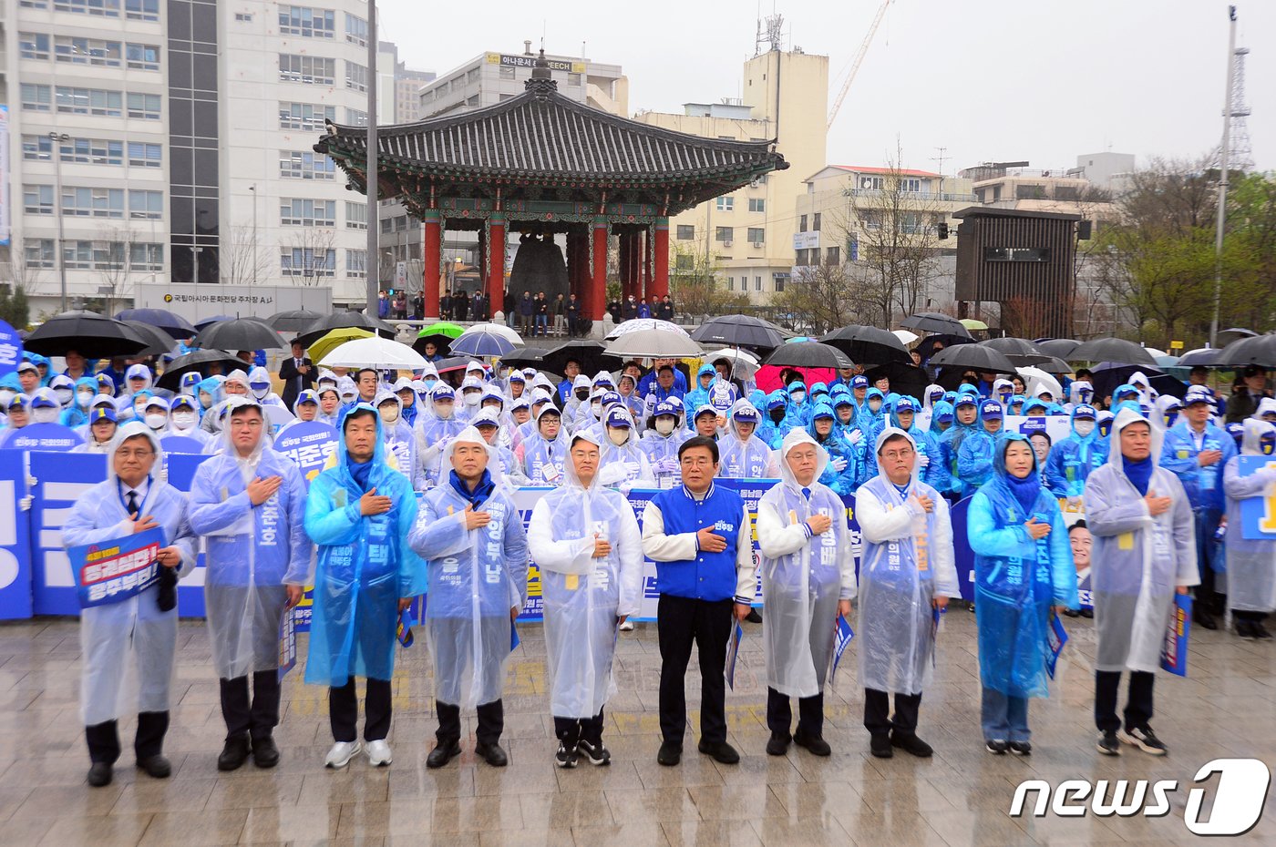 4·10 총선 공식 선거운동이 시작된 28일 오전 광주 동구 5·18민주광장에서 더불어민주당 광주지역 후보자들이 출정식을 열고 지지를 호소하고 있다. 2024.3.28/뉴스1 ⓒ News1 이승현 기자