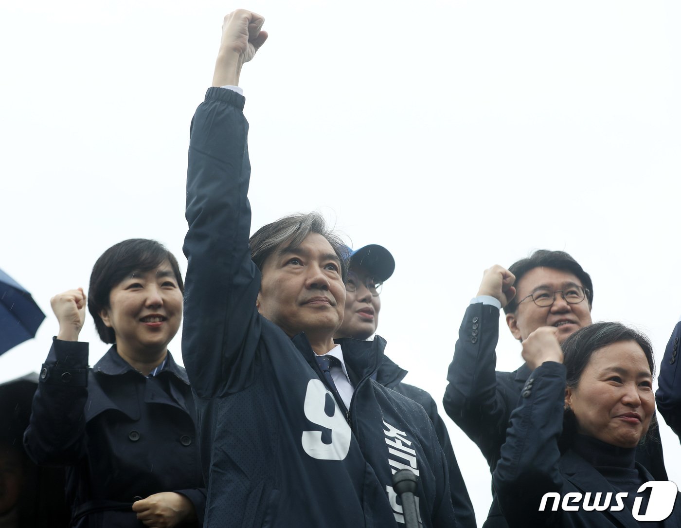 본문 이미지 - 제22대 국회의원 선거 공식 선거운동이 시작된 28일 오전 부산 해운대구 동백섬 앞 등대에서 조국 조국혁신당 대표가 4·10 총선 출정 기자회견을 하고 있다. 2024.3.28/뉴스1 ⓒ News1 윤일지 기자