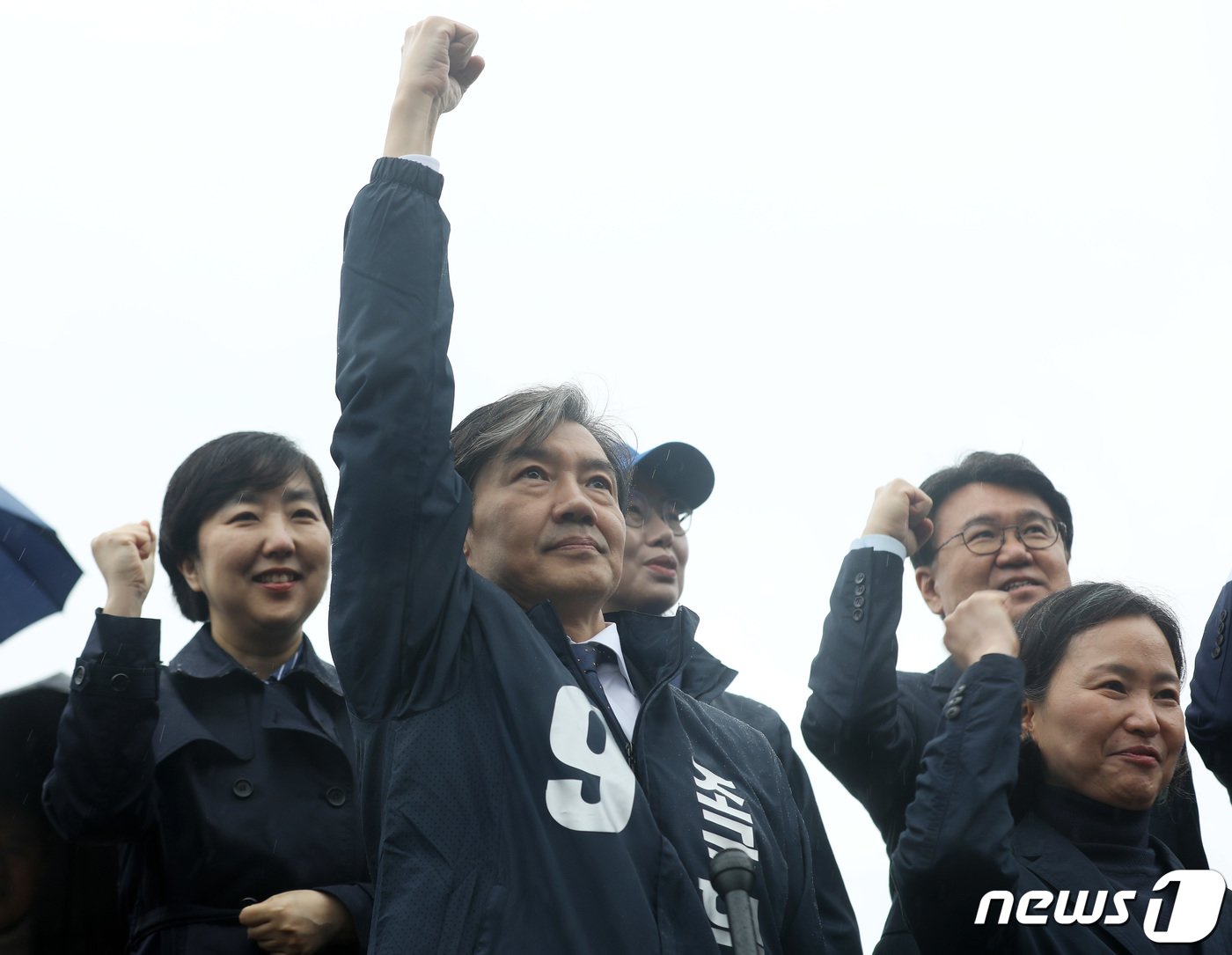 제22대 국회의원 선거 공식 선거운동이 시작된 28일 오전 부산 해운대구 동백섬 앞 등대에서 조국 조국혁신당 대표가 4·10 총선 출정 기자회견을 하고 있다. 2024.3.28/뉴스1 ⓒ News1 윤일지 기자