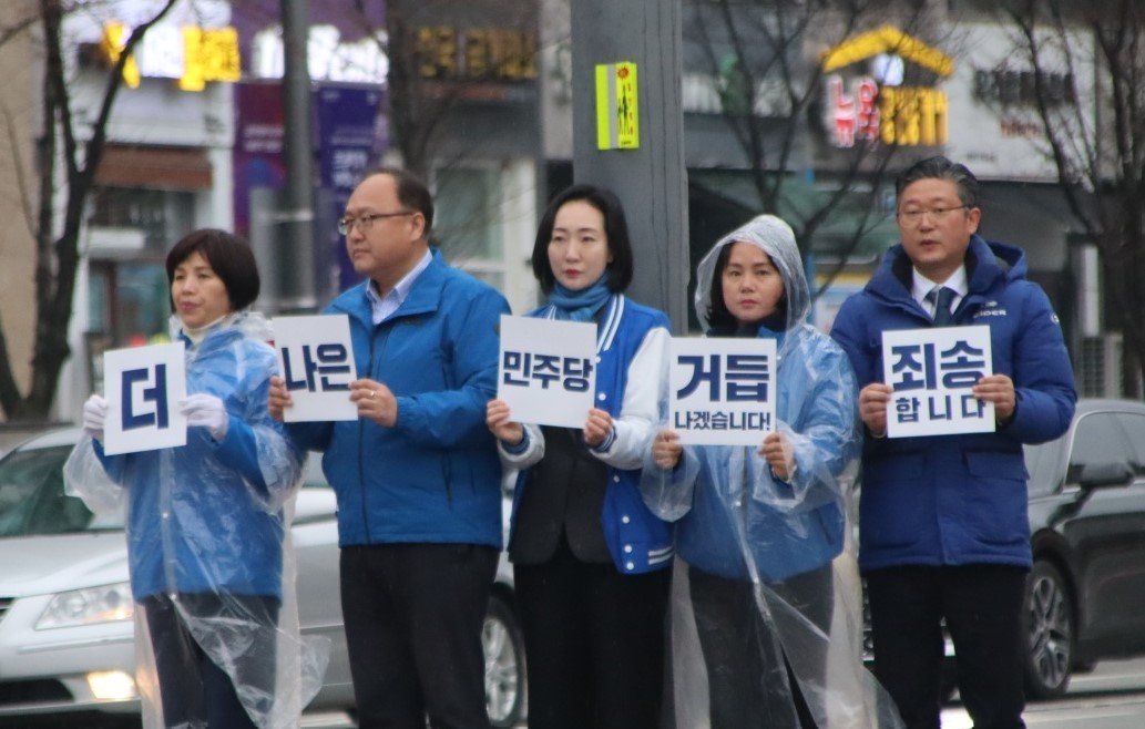 후보를 내지 못한 더불어민주당 소속 세종시갑 지역구 의원들이 28일 오전 현대자동차 사거리에서 거리인사를 하고 있다. &#40;김효숙 세종시의원 제공&#41;/ 뉴스1