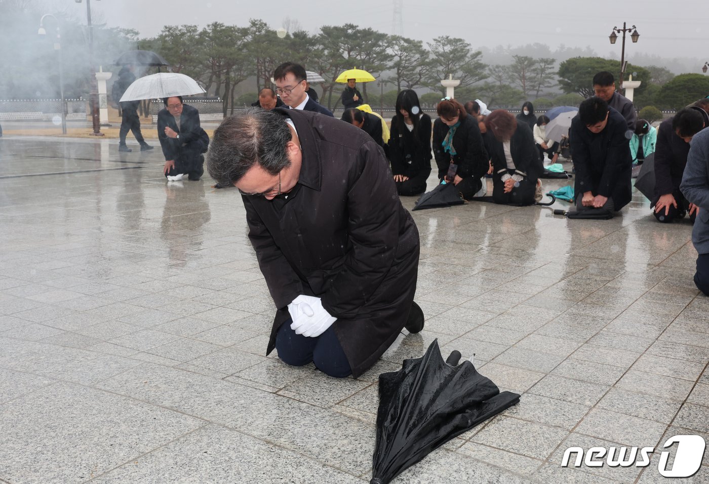 본문 이미지 - 이낙연 새로운미래 광주 광산을 국회의원 후보가 28일 광주 북구 운정동 국립 5.18민주묘지를 찾아 무릎 꿇고 참배하고 있다.2024.3.28/뉴스1 ⓒ News1 김태성 기자
