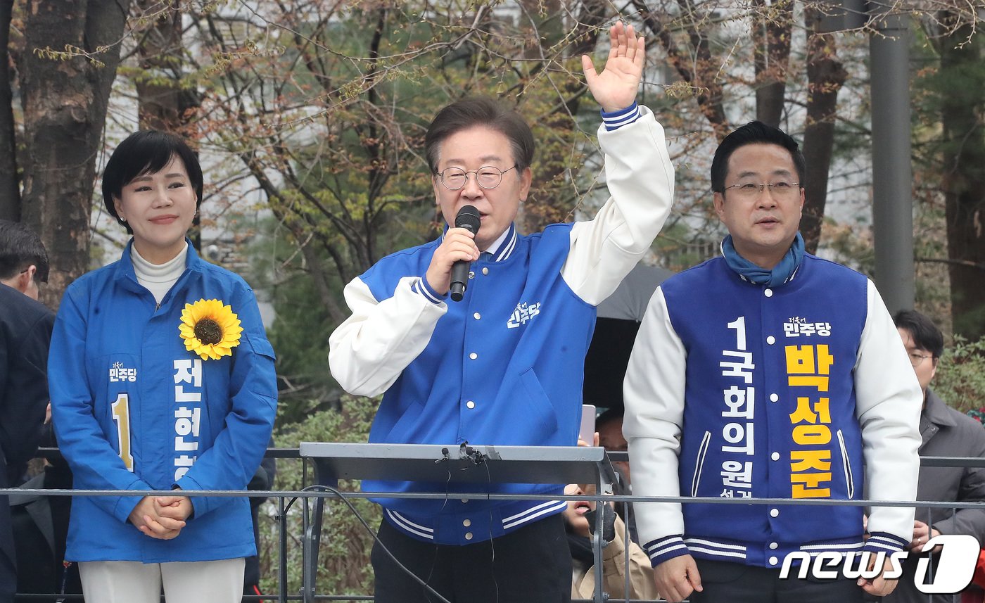 이재명 더불어민주당 대표가 공식 선거운동이 시작된 28일 오전 서울 성동구 왕십리역 광장에서 전현희 더불어민주당 서울 중구성동갑 후보와 박성준 서울 중구성동을 후보의 지지를 호소하고 있다. 2024.3.28/뉴스1 ⓒ News1 임세영 기자