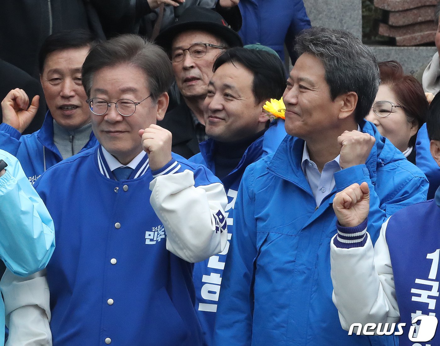 이재명 더불어민주당 대표와 임종석 전 대통령실 비서실장이 공식 선거운동이 시작된 28일 오전 서울 성동구 왕십리역 광장에서 전현희 더불어민주당 서울 중구성동갑 후보와 박성준 서울 중구성동을 후보의 지원유세에 앞서 주먹을 불끈 쥐고 있다. 2024.3.28/뉴스1 ⓒ News1 임세영 기자