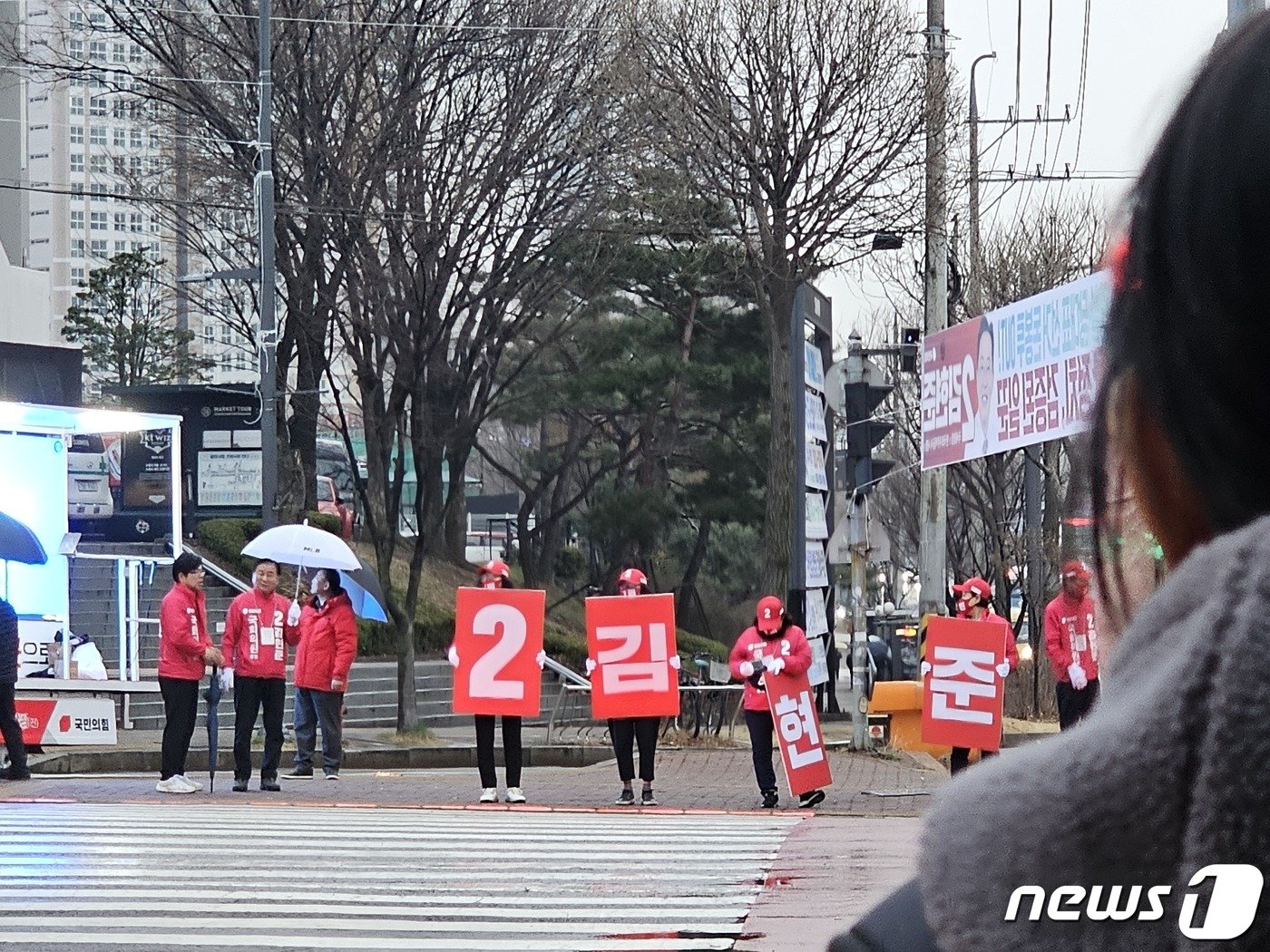 28일 오전 7시쯤 경기 수원시 장안구 장안구청 사거리에서 수원갑에 출마한 국힘 김현준 국회의원 후보&#40;55&#41;와 캠프 관계자들이 선거운동을 벌이고 있다. 2024.3.28/뉴스1 ⓒ News1 김기현 기자 