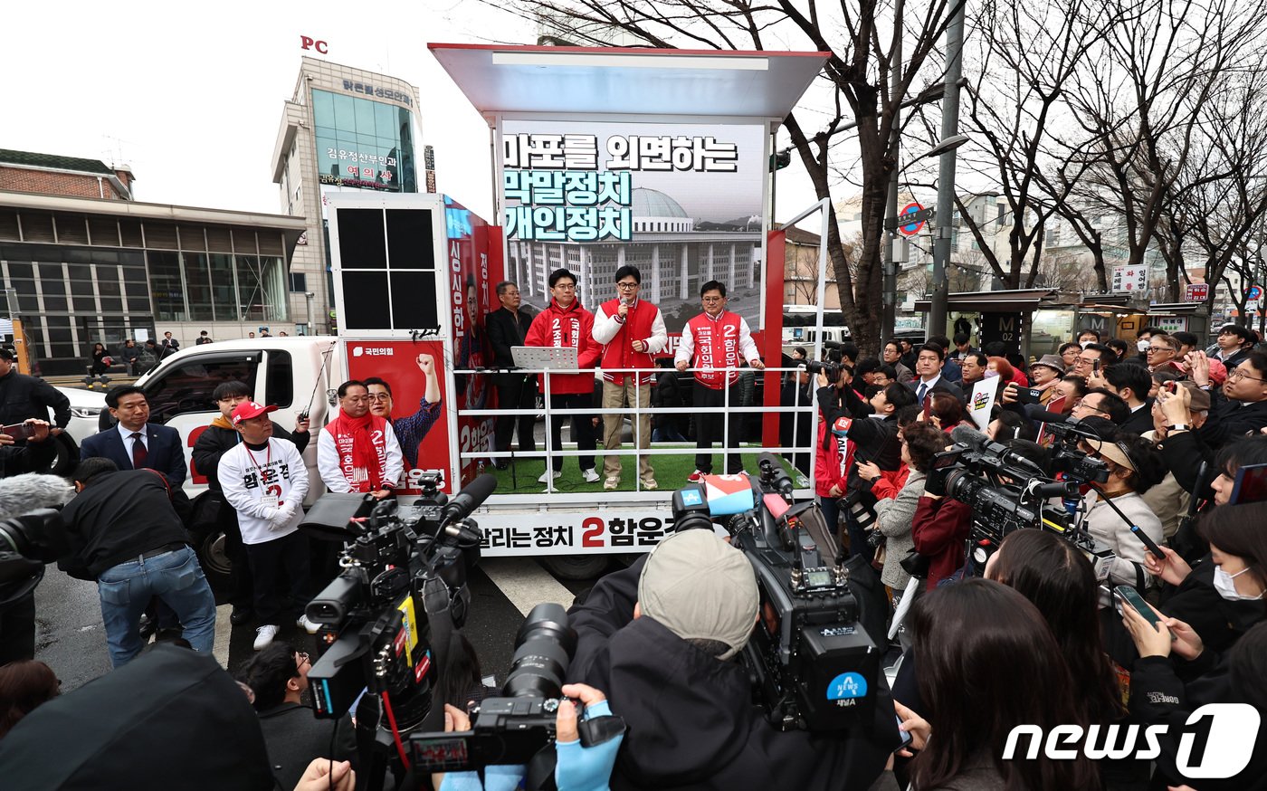 본문 이미지 - 한동훈 국민의힘 비상대책위원장 겸 총괄선대위원장이 28일 오전 서울 마포구 망원역 앞에서 조정훈(마포갑), 함운경(마포을) 후보에 대한 지지를 호소하고 있다. 2024.3.28/뉴스1 ⓒ News1 구윤성 기자