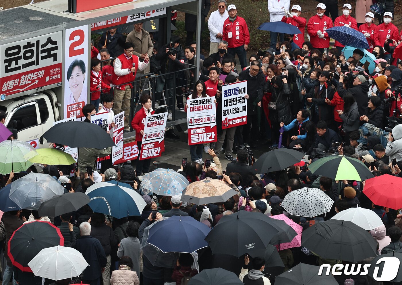 본문 이미지 - 한동훈 국민의힘 비상대책위원장 겸 총괄선대위원장이 28일 오후 서울 성동구 왕십리역광장에서 중성동갑에 출마한 윤희숙 후보와 함께 지지를 호소하고 있다. 2024.3.28/뉴스1 ⓒ News1 구윤성 기자