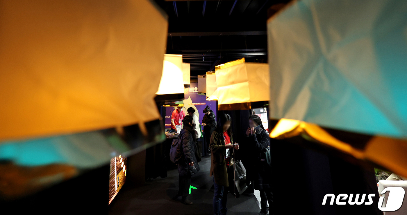 (서울=뉴스1) 장수영 기자 = 28일 서울 서초구 aT센터에서 열린 2024 내나라 여행박람회를 찾은 관람객이 전시장 내 지역별 야경 관광 홍보물을 관람하고 있다. 2024.3. …