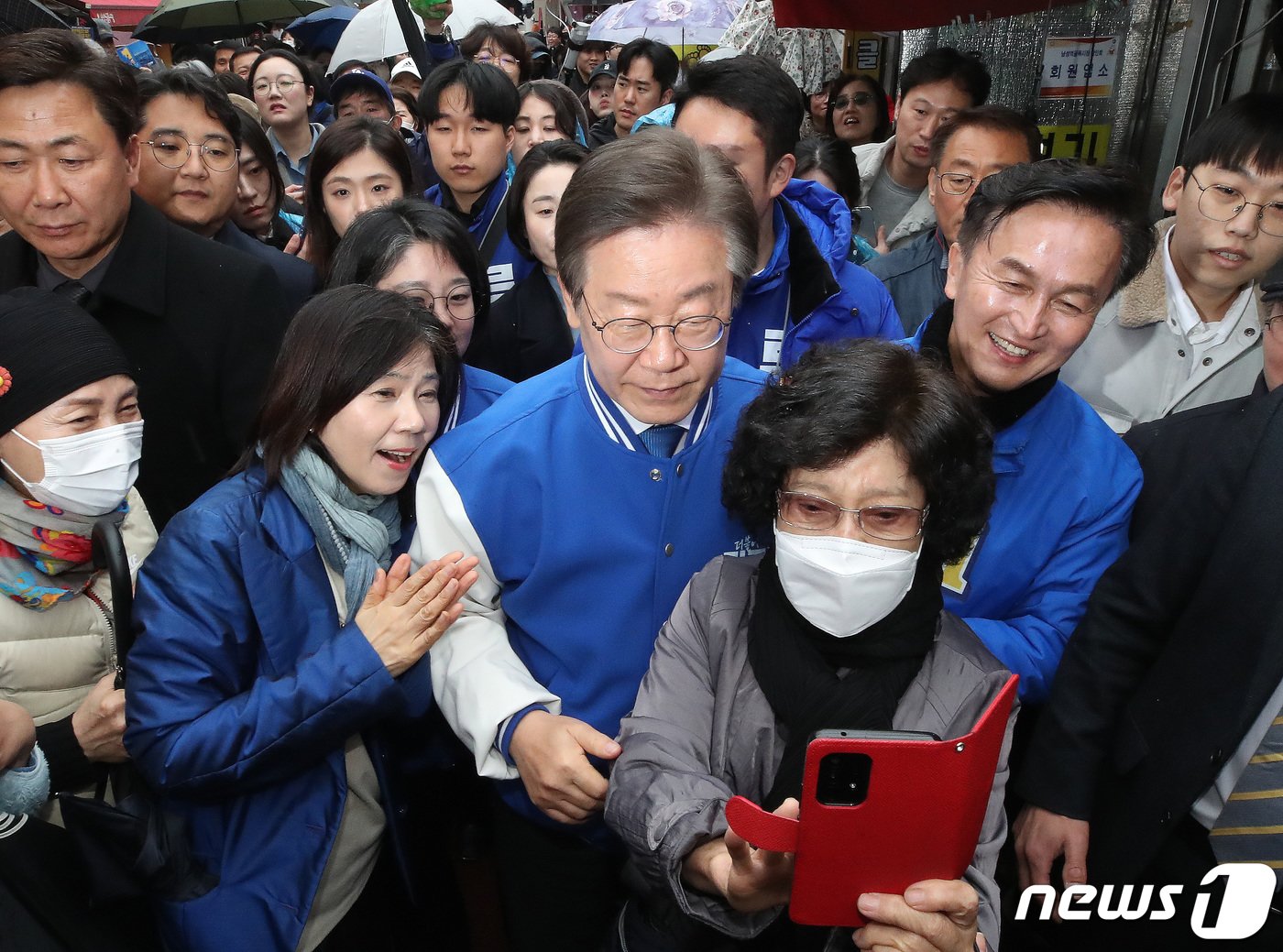 이재명 더불어민주당 대표와 류삼영 서울 동작을 후보가 공식 선거운동이 시작된 28일 오후 서울 동작구 사당로 남성역골목시장에서 시민들과 셀카를 찍고 있다. 2024.3.28/뉴스1 ⓒ News1 임세영 기자