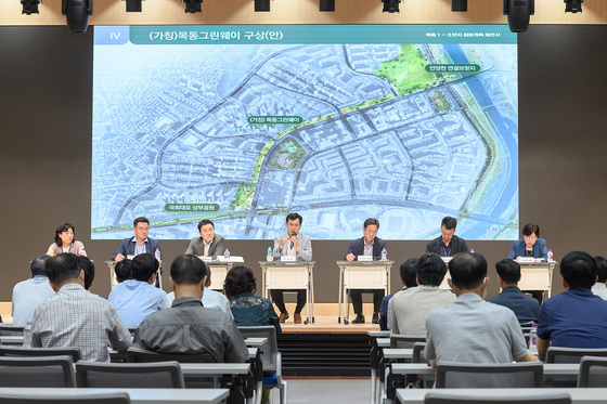지난해 8월 주민설명회에서 질의응답 후 주민에게 관련 내용을 설명 중인 이기재 양천구청장(양천구 제공).