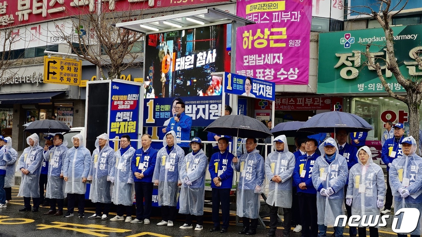 (해남=뉴스1) 김태성 기자 = 박지원 더불어민주당 해남완도진도 후보가 28일 해남 버스터미널앞에서 유권자들에게 지지를 호소하고 있다. (박지원선거사무실 제공)2024.3.28/뉴 …