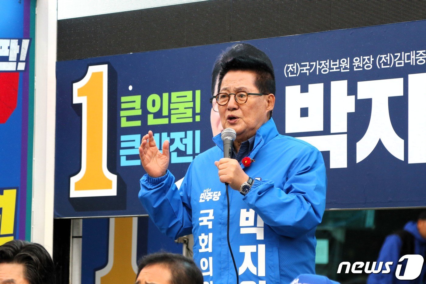 본문 이미지 - 박지원 더불어민주당 해남완도진도 후보가 해남 버스터미널앞에서 유권자들에게 지지를 호소하고 있다.(박지원 선거사무실 제공)2024.3.28/뉴스1 ⓒ News1 김태성 기자