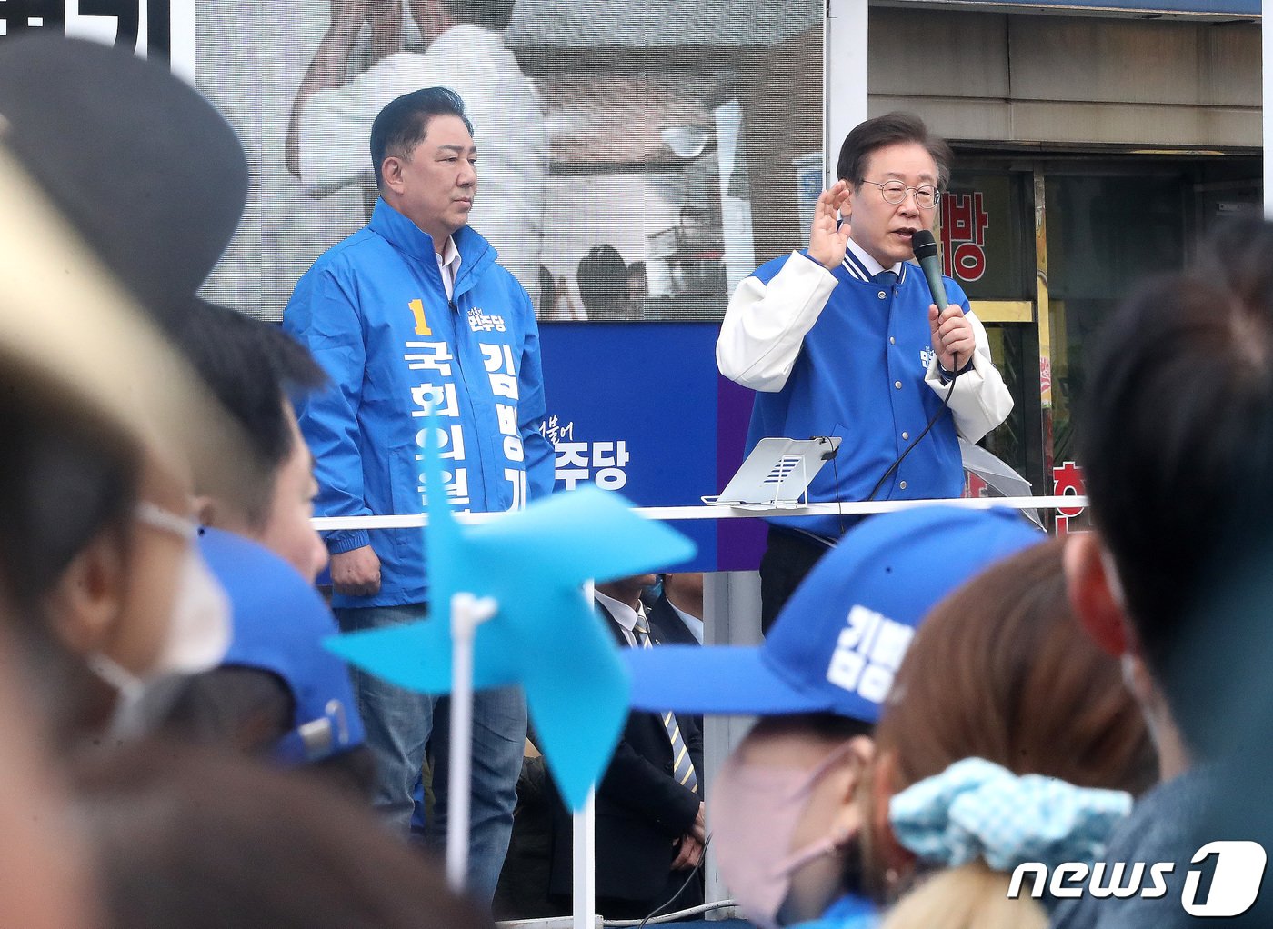 이재명 더불어민주당 대표가 공식 선거운동이 시작된 28일 오후 서울 동작구 성대로 인근에서 김병기 서울 동작갑 후보와 함께 지지를 호소하고 있다. 2024.3.28/뉴스1 ⓒ News1 임세영 기자