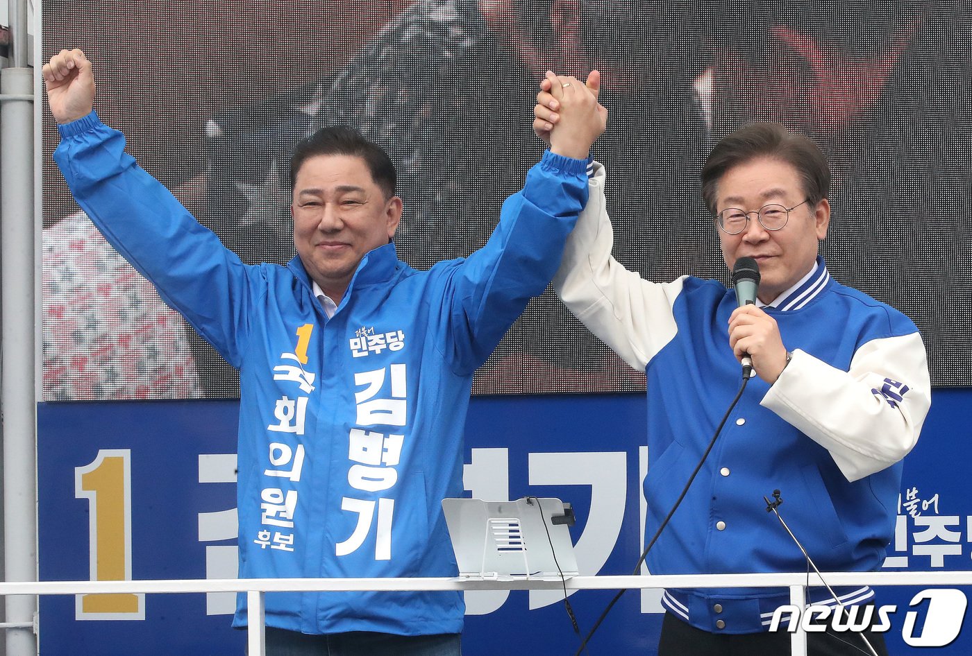 이재명 더불어민주당 대표가 공식 선거운동이 시작된 28일 오후 서울 동작구 성대로 인근에서 김병기 서울 동작갑 후보와 함께 지지를 호소하고 있다. 2024.3.28/뉴스1 ⓒ News1 임세영 기자