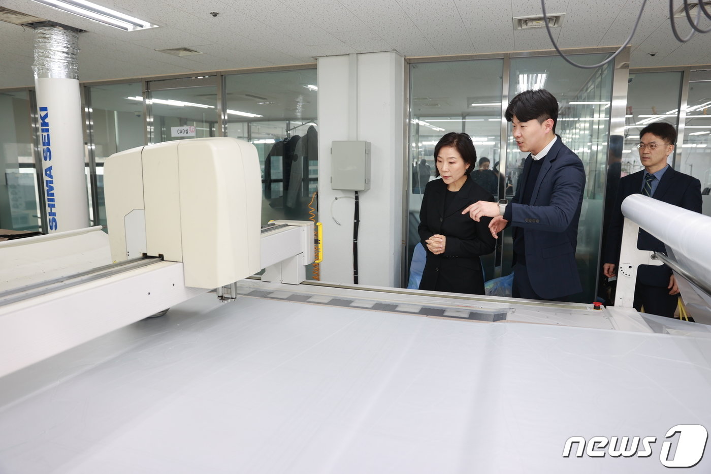 본문 이미지 - 오영주 중소벤처기업부 장관이 28일 서울 종로구 서울창신의류제조 소공인특화지원센터를 둘러보고 있다. (중소벤처기업부 제공) 2024.3.28/뉴스1