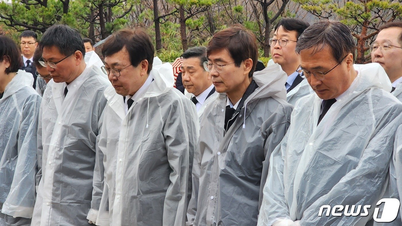 본문 이미지 -  28일 오전 국민의힘 부산지역 총선 후보자들이 중앙공원 충혼탑에서 묵념을 하고 있다&#40;국민의힘 부산시당 제공&#41;