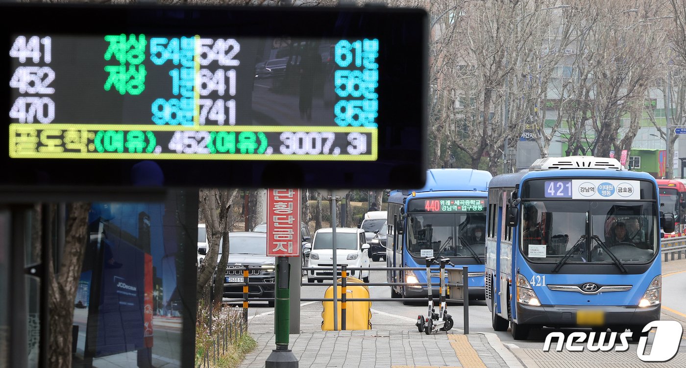 본문 이미지 - 서울 시내 버스 노사가 파업 시작 후 11시간 만에 극적 타결에 성공, 극적 타결로 퇴근길 대란을 피할 수 있게 됐다. 서울시는 시내버스 노사간 임금협상 합의 및 파업 철회에 따라 28일 오후 3시부로 시내버스 전 노선의 정상 운행을 즉각 실시한다고 밝혔다. 사진은 이날 오후 서울 서초구 양재역 인근 버스중앙차로로 들어오는 서울 시내버스. 2024.3.28/뉴스1 ⓒ News1 김진환 기자