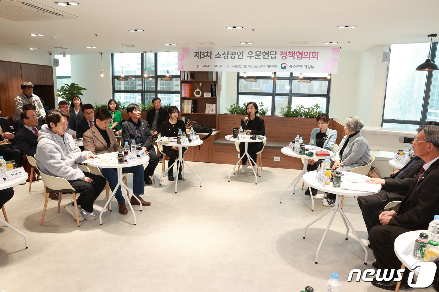 본문 이미지 - 오영주 중소벤처기업부 장관이 28일 서울 종로구 서울창신의류제조 소공인특화지원센터에서 열린 '제3차 소상공인 우문현답 정책협의회'에서 인사말을 하고 있다. (중기부 제공)