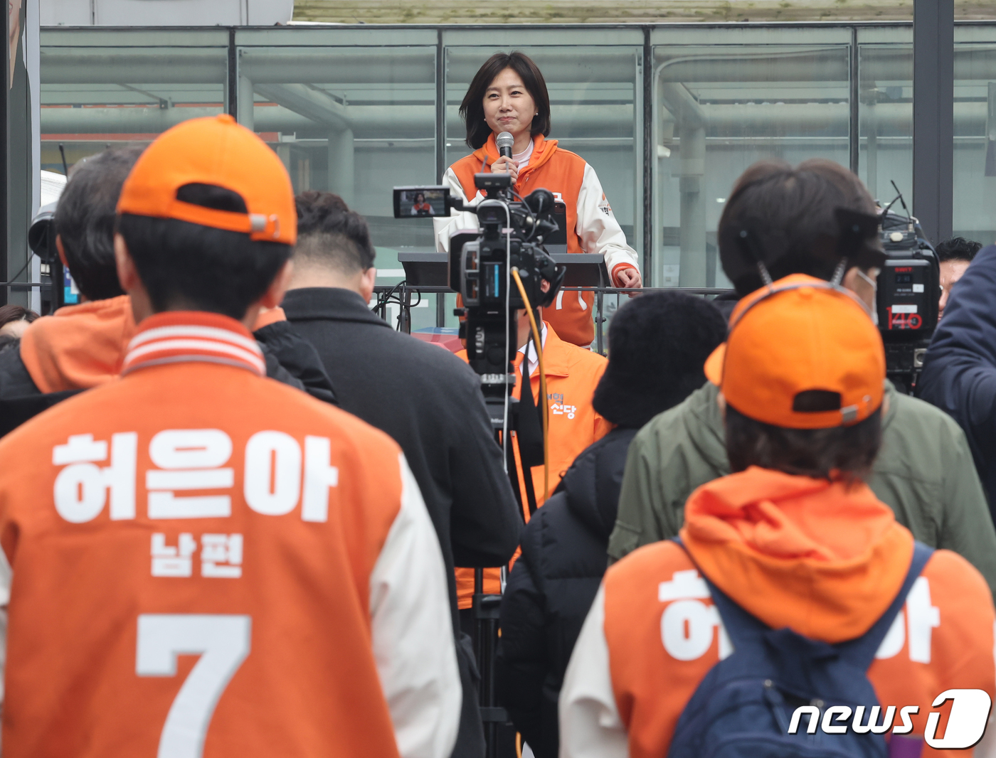 (서울=뉴스1) 송원영 기자 = 허은아 개혁신당 영등포갑 후보의 어머니와 남편이 28일 서울 영등포구 영등포역 앞에서 열린 중앙당 발대식에서 허 후보의 연설을 듣고 있다. 2024 …