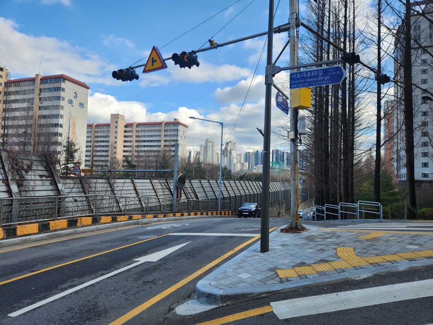 본문 이미지 - 서초구 일대를 가르는 경부고속도로 모습.  2024. 3.27 /뉴스1