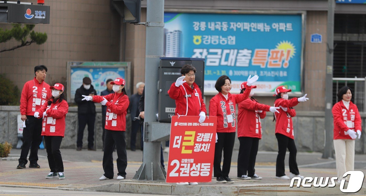 제22대 총선 강릉선거구 권성동 국민의힘 후보가 공식 선거운동 첫 날인 28일 강릉시내에서 유권자들에게 지지를 호소하고 있다.&#40;권성동 후보 캠프 제공&#41; 2024.3.28/뉴스1