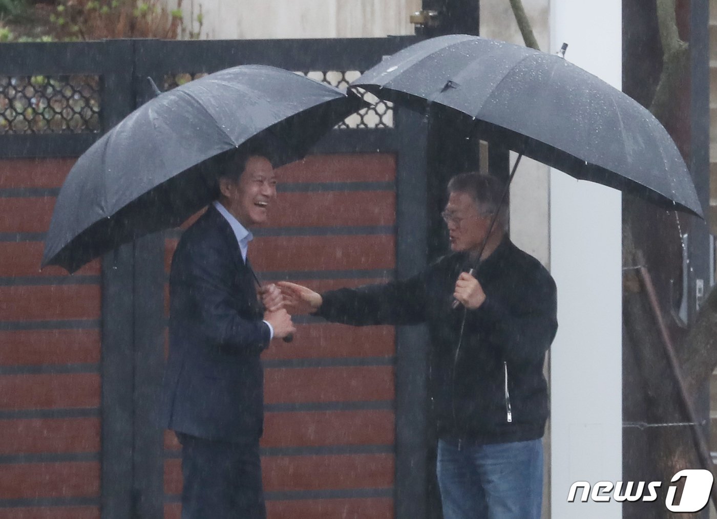 본문 이미지 - 임종석 전 대통령비서실장이 28일 오후 경남 양산시 하북면 평산마을 문재인 전 대통령 사저를 방문해 문 전 대통령과 인사를 나누고 있다. 2024.3.28/뉴스1 ⓒ News1 윤일지 기자