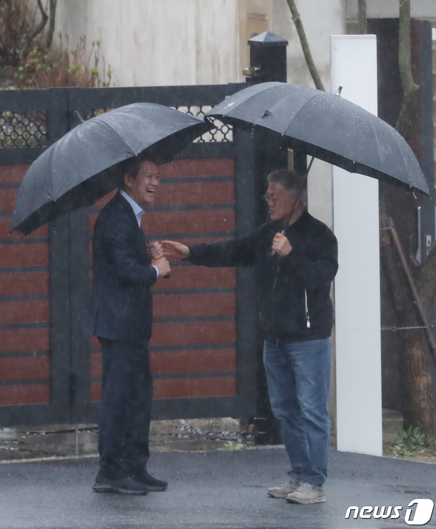 본문 이미지 - 임종석 전 대통령비서실장이 28일 오후 경남 양산시 하북면 평산마을 문재인 전 대통령 사저를 방문해 문 전 대통령과 인사를 나누고 있다. 2024.3.28/뉴스1 ⓒ News1 윤일지 기자