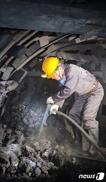 본문 이미지 - 막장까지 들어가 직접 석탄 캐는 작업을 하는 김진태 강원특별자치도지사.(강원도 제공) 2024.3.28/뉴스1