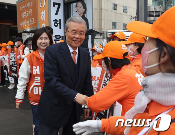 선거운동원과 인사 나누는 김종인 위원장