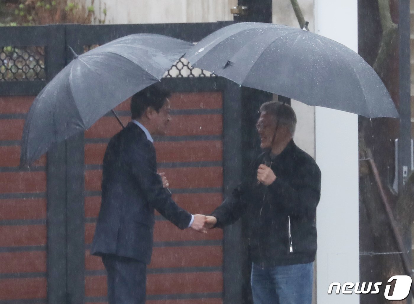 본문 이미지 - 임종석 전 대통령비서실장이 28일 오후 경남 양산시 하북면 평산마을 문재인 전 대통령 사저를 방문해 문 전 대통령과 인사를 나누고 있다. 2024.3.28/뉴스1 ⓒ News1 윤일지 기자