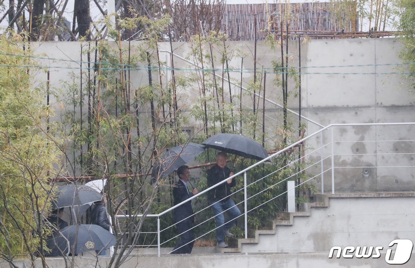 본문 이미지 - 임종석 전 대통령비서실장이 28일 오후 경남 양산시 하북면 평산마을 문재인 전 대통령 사저를 방문해 문 전 대통령을 예방하고 있다. 2024.3.28/뉴스1 ⓒ News1 윤일지 기자