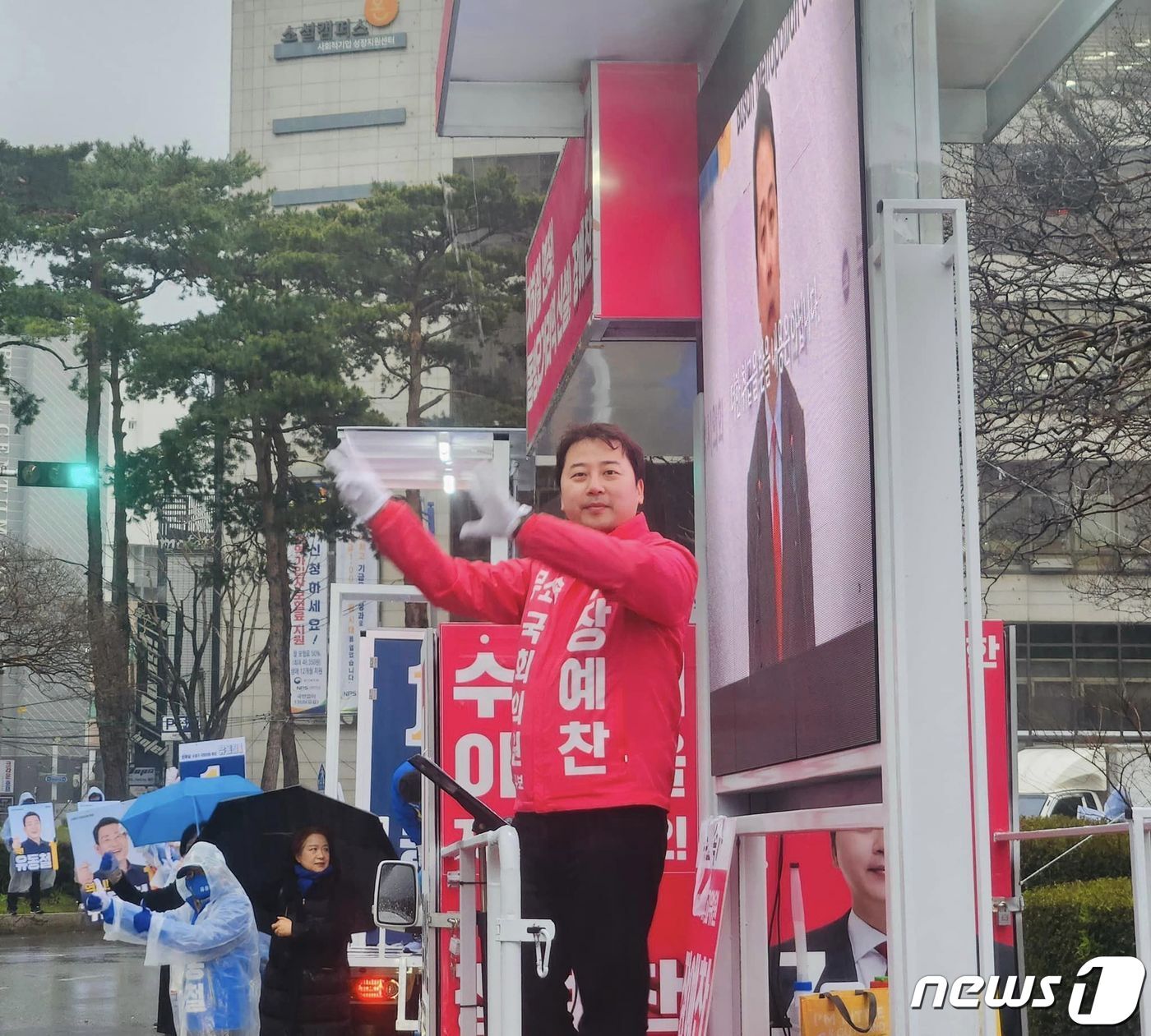 장예찬 총선 무소속 부산 수영구 후보가 유세차에서 유권자들에게 인사하고 있다. &#40;장예찬 캠프 제공&#41;