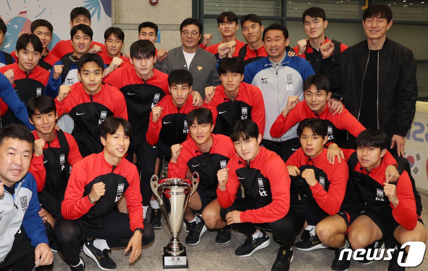 2024 서아시아축구연맹&#40;WAFF&#41; U-23 챔피언십에서 우승한 23세 이하&#40;U-23&#41; 축구대표팀 선수이 28일 오후 인천공항 제1터미널으로 귀국해 황선홍 감독과 기념 촬영을 하고 있다. 2024.3.28/뉴스1 ⓒ News1 김명섭 기자