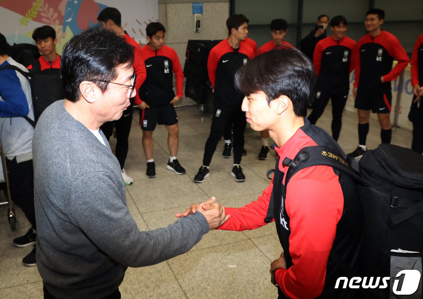 본문 이미지 - 황선홍 한국올림픽대표팀 감독이 28일 오후 인천공항 제1터미널에서 2024 서아시아축구연맹(WAFF) U-23 챔피언십에서 우승한 23세 이하(U-23)선수들을 격려하고 있다.  2024.3.28/뉴스1 ⓒ News1 김명섭 기자