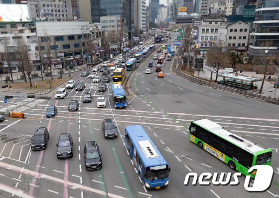 다시 도로 위 달리는 서울 시내버스