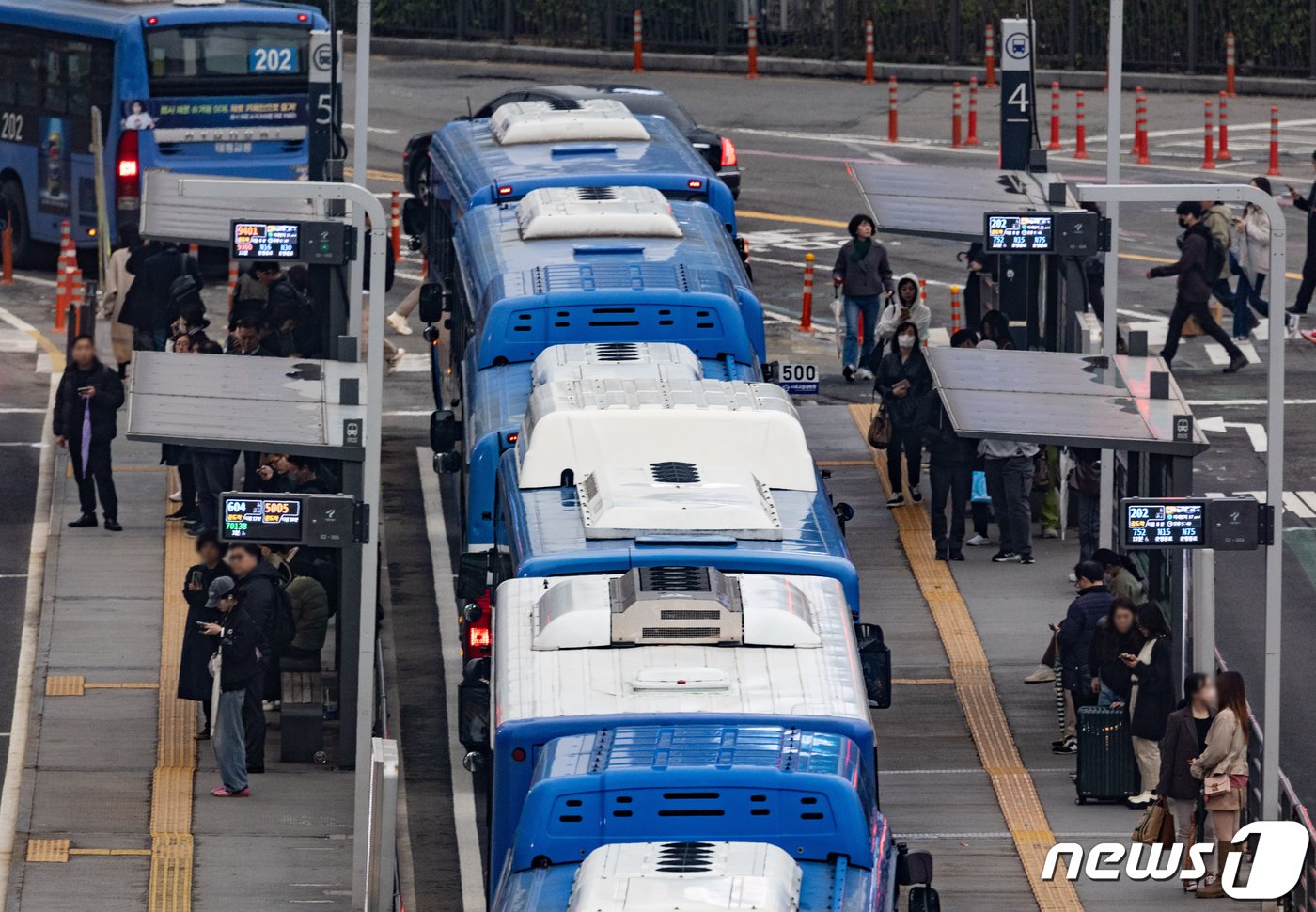 총파업에 나섰던 서울 시내버스가 노사간 극적 타결로 파업을 철회한 28일 오후 서울시 용산구 서울역 버스환승센터에서 퇴근길 시민들이 버스를 기다리고 있다. 2024.3.28/뉴스1 ⓒ News1 이재명 기자