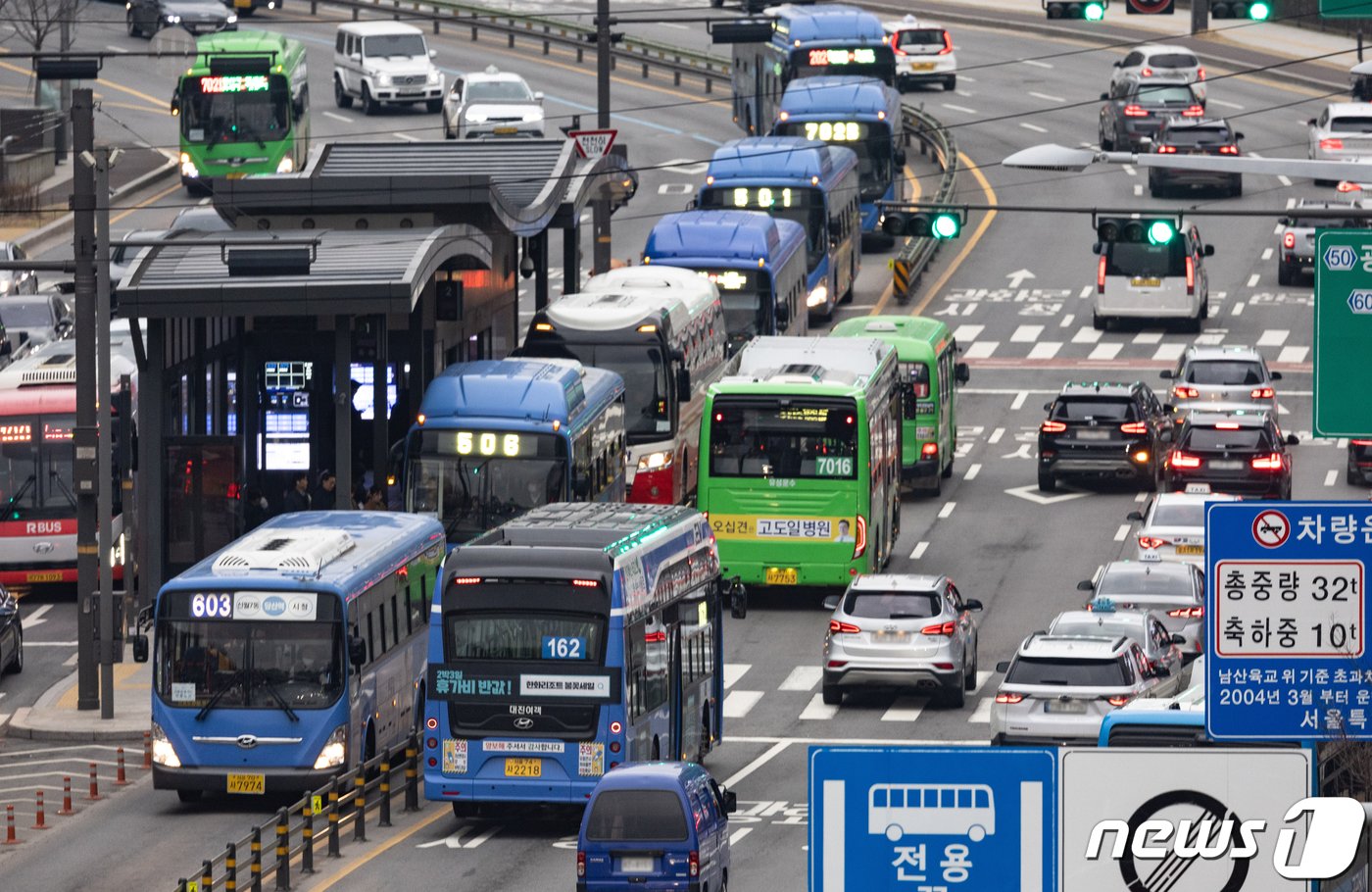 본문 이미지 - 총파업에 나섰던 서울 시내버스가 노사간 극적 타결로 파업을 철회한 28일 오후 서울시 용산구 서울역 버스환승센터로 버스가 향하고 있다. 2024.3.28/뉴스1 ⓒ News1 이재명 기자
