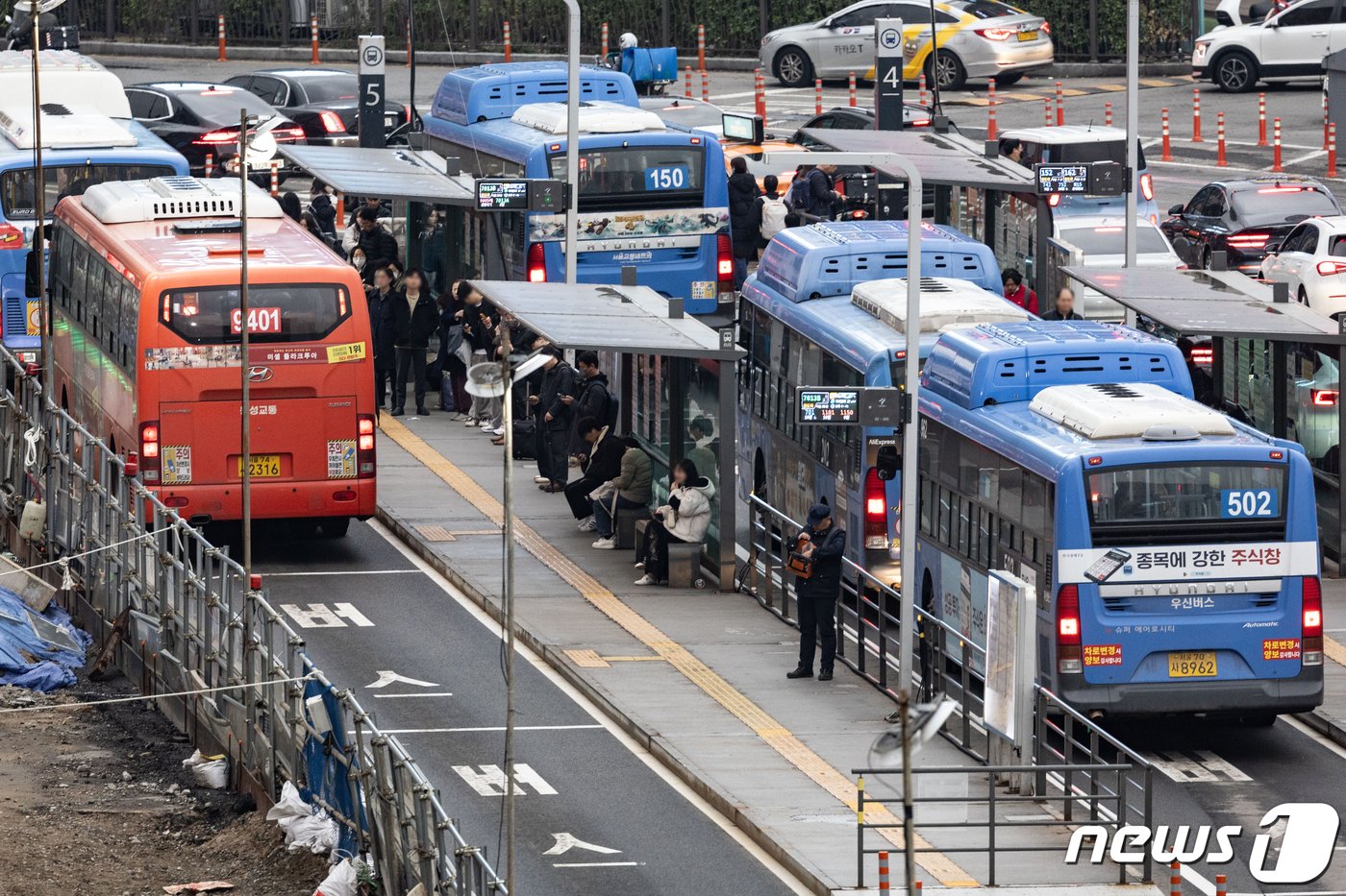 총파업에 나섰던 서울 시내버스가 노사간 극적 타결로 파업을 철회한 28일 오후 서울시 용산구 서울역 버스환승센터에서 퇴근길 시민들이 버스를 기다리고 있다. 2024.3.28/뉴스1 ⓒ News1 이재명 기자