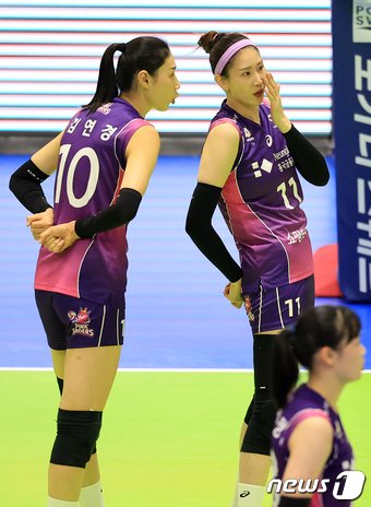 본문 이미지 - 28일 오후 경기 수원시 장안구 수원실내체육관에서 열린 프로배구 ‘도드람 2023~2024 V리그’ 여자부 챔피언결정전 1차전 흥국생명과 현대건설의 경기, 2세트 흥국생명 김연경과 김수지(오른쪽)가 귓속말을 나누고 있다. 2024.3.28/뉴스1 ⓒ News1 김진환 기자