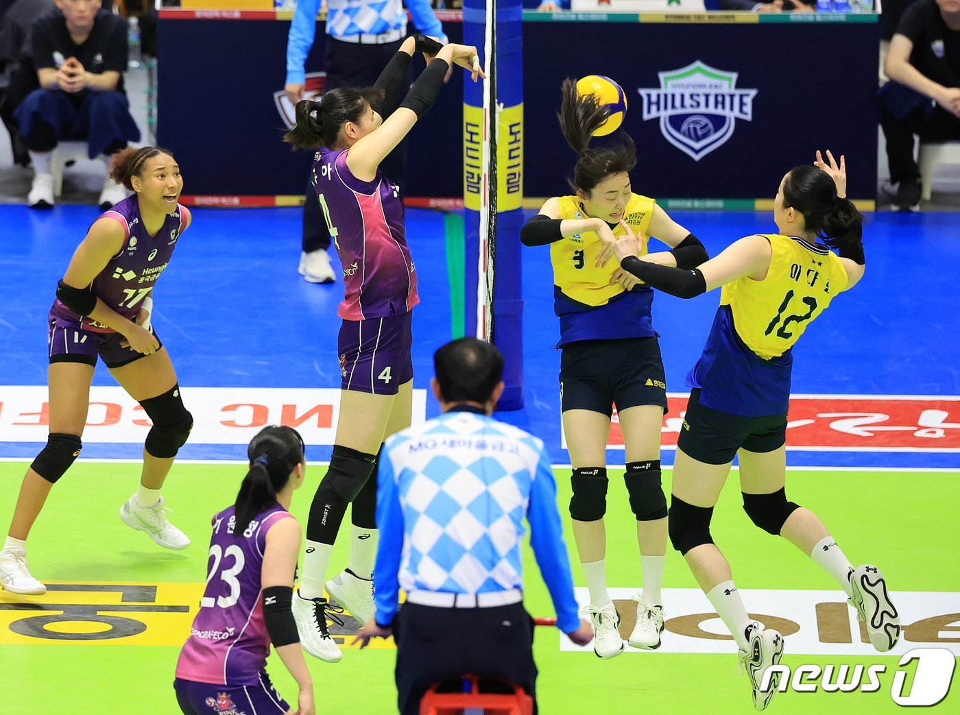 본문 이미지 - 28일 오후 경기 수원시 장안구 수원실내체육관에서 열린 프로배구 ‘도드람 2023~2024 V리그’ 여자부 챔피언결정전 1차전 흥국생명과 현대건설의 경기, 1세트 흥국생명 이주아가 공격을 성공시키고 있다. 2024.3.28/뉴스1 ⓒ News1 김진환 기자