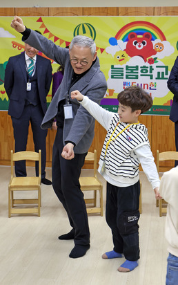 늘봄학교 수업 참여하는 유인촌 장관